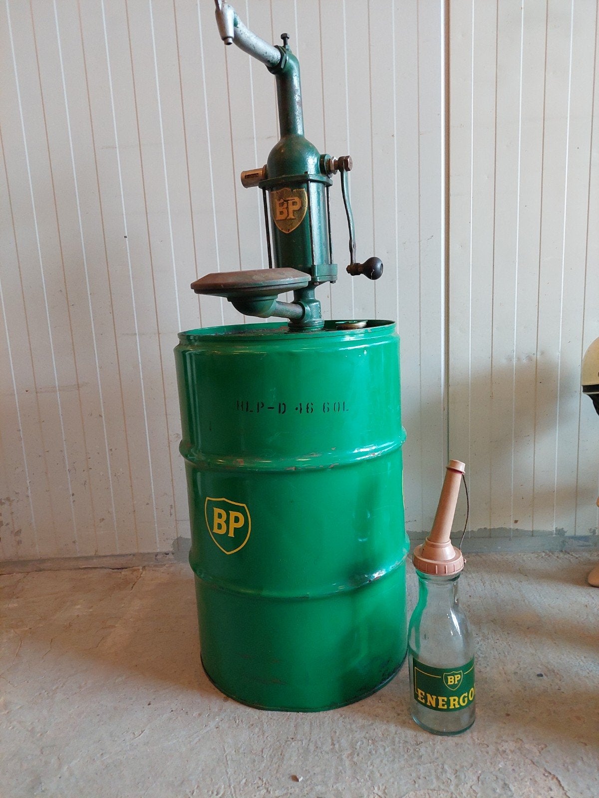 Vintage BP Oliepomp op Olievat met Glazen Fles, Ophalen