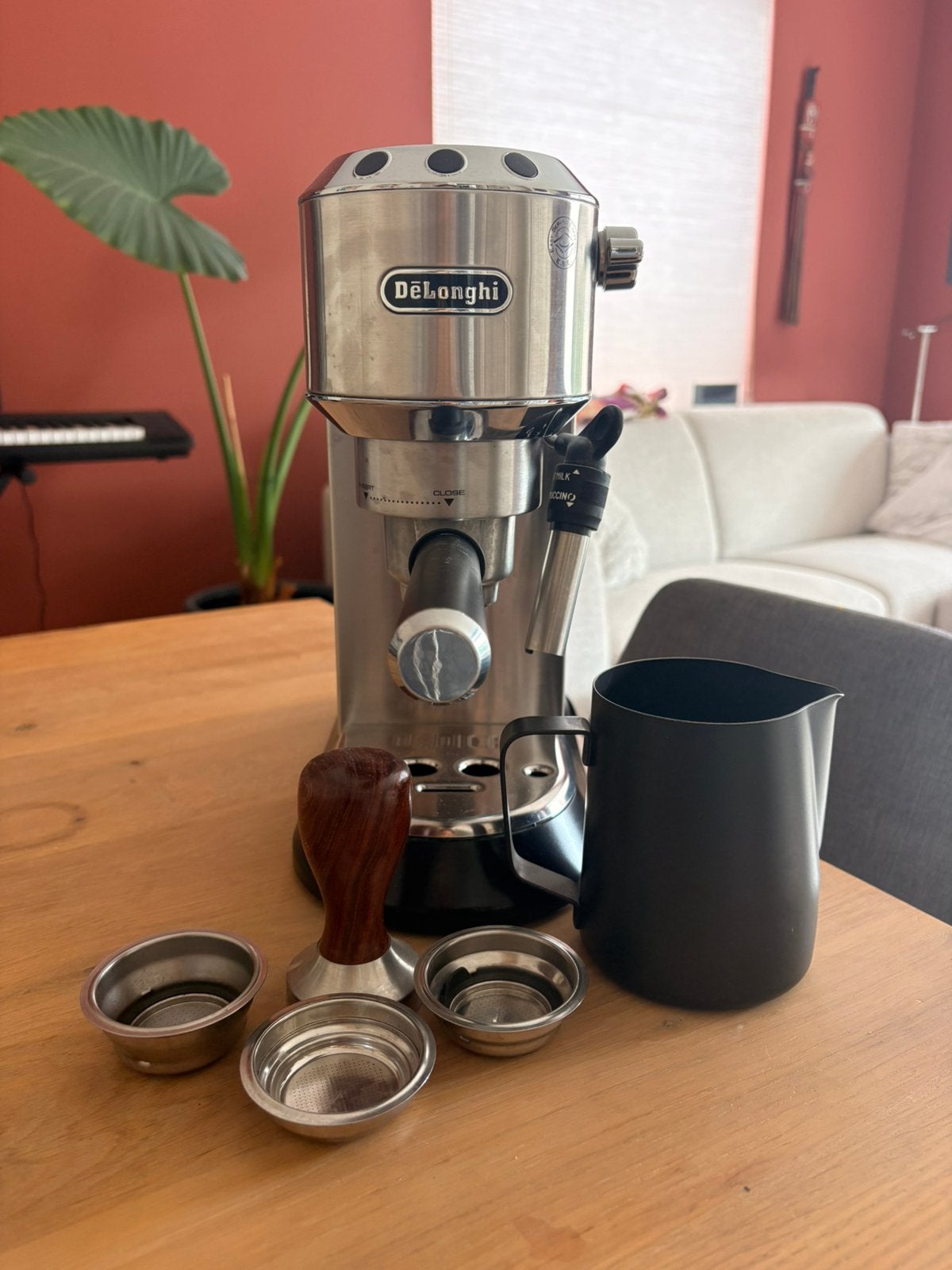 Delonghi Dedica Style espressomachine met tamper en melkkan, Ophalen, Gebruikt, Espresso apparaat, Gemalen koffie