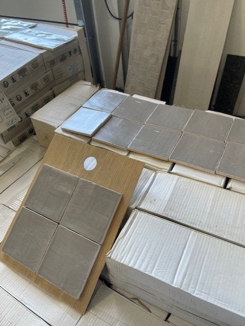 Wandtegel 13x13 Taupe — Handgemaakte look | €29,95 p/m², Tuin en Terras, Tegels en Klinkers, Keramiek, Overige typen, Nieuw, Ophalen of Verzenden