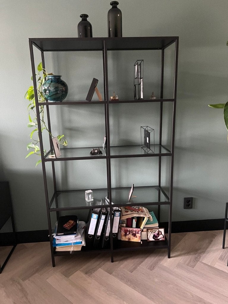 Mooie zwarte Ikea vitrine kast, Ophalen, Met plank(en), 100 tot 150 cm, Metalen frame met glazen planken