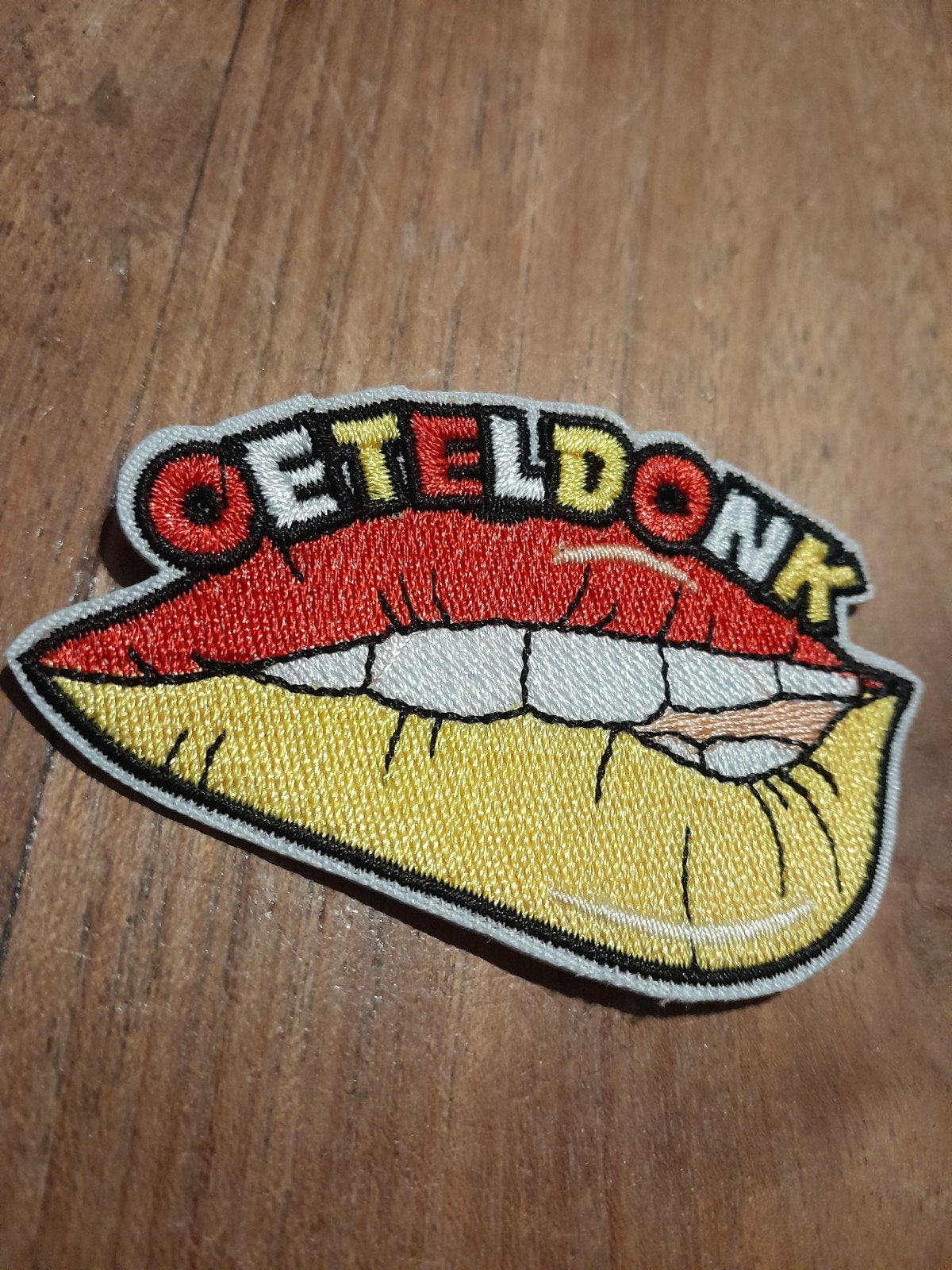 Geborduurde patch 'Oeteldonk' lippen, Ophalen of Verzenden, Nieuw, Sticker