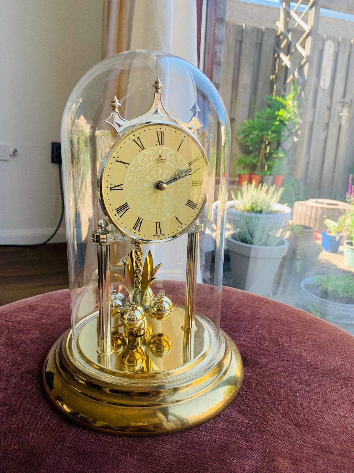 Junghans Quartz Tafelklok met Glazen Stolp - Goudkleurig, Antiek en Kunst, Ophalen of Verzenden