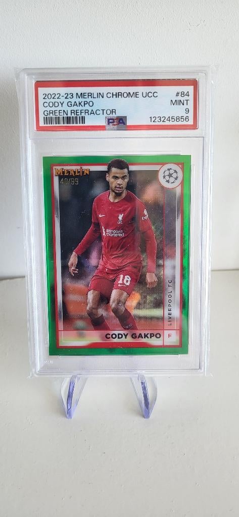 2022 Topps Merlin Cody Gakpo groen /99 PSA 9 Liverpool, Verzenden, Nieuw, Buitenlandse clubs, Spelerskaart