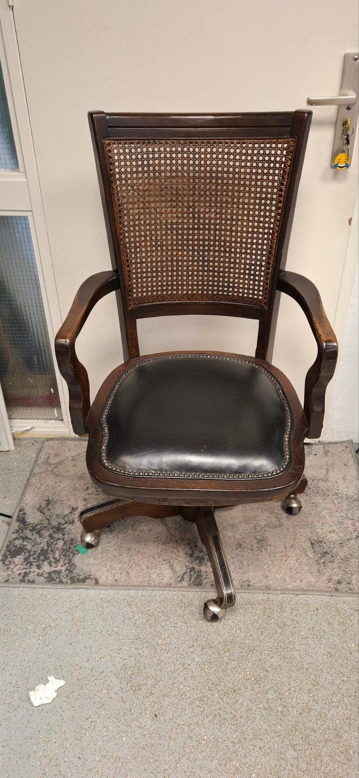 Antieke bureaustoel met rotan en leer, Ophalen