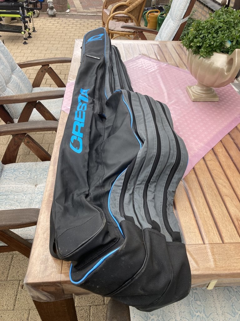 Te Koop CRESTA FEEDER Foedraal voor 3 hengels met molen, Watersport en Boten, Hengelsport | Witvissen, Ophalen, Zo goed als nieuw