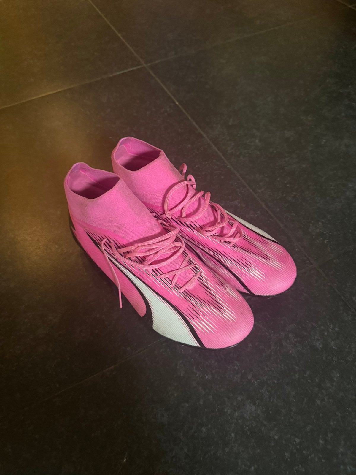 Voetbalschoen puma roze maat 45, Sport en Fitness, Loopsport en Atletiek, Ophalen, Zo goed als nieuw, Overige typen, Overige merken