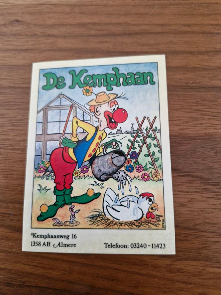 8117 Vintage Sticker 'De Kemphaan' - Tuinman en Kip, Ophalen of Verzenden, Gebruikt, Overige typen
