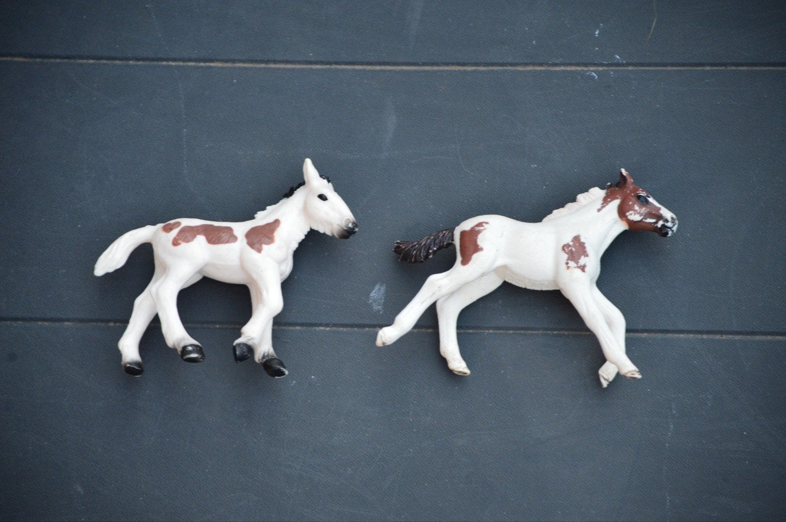 Schleich 2 tijdschrift veulens met gebreken, Verzamelen, Dierenverzamelingen, Ophalen of Verzenden, Gebruikt, Paard, Beeldje of Figuurtje
