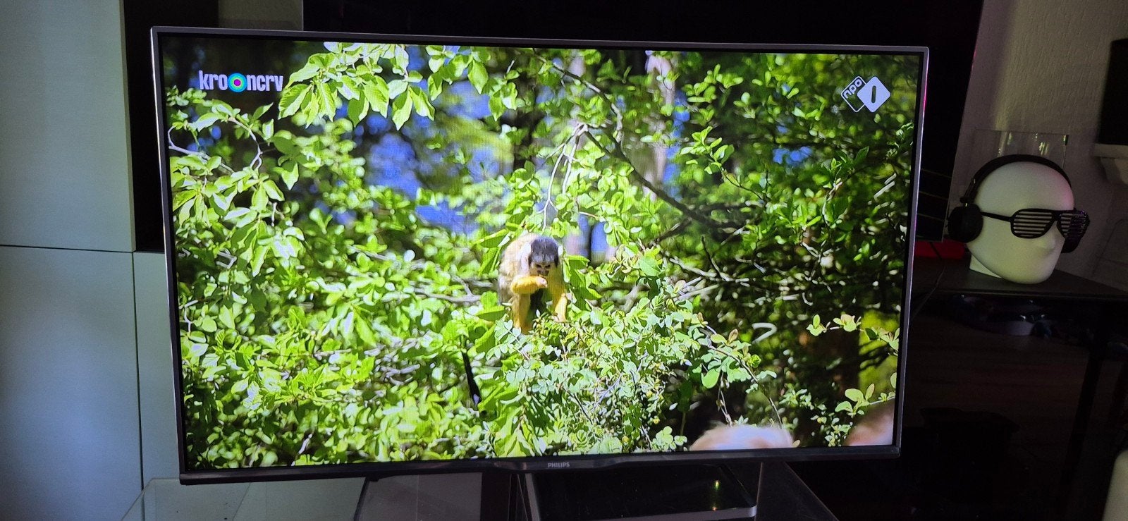 Foto 7 van Philips 42PFK7109/12 42 inch Full HD LED TV met Ambilight