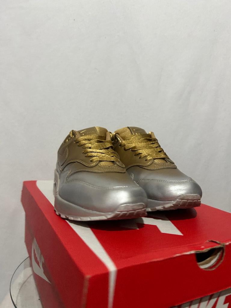 BIJNA NIEUW! Maat 40 - Nike Air Max 1 Metallic Gold Platinum, Kleding | Dames, Schoenen, Overige kleuren, Verzenden, Nike, Nike