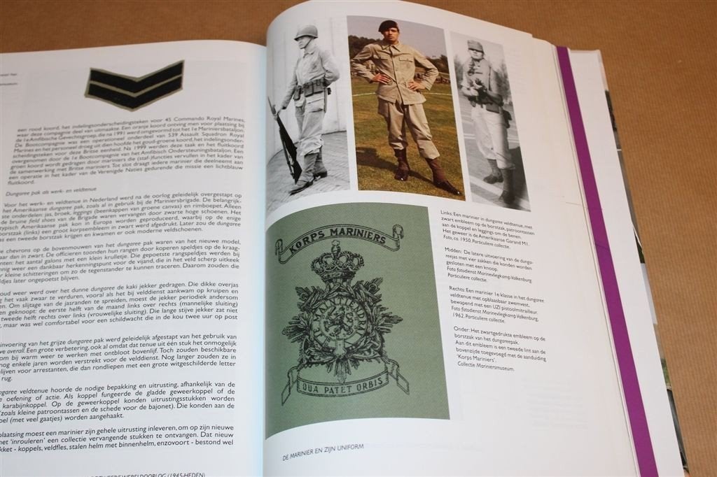 De Marinier & Zijn Uniform — Kleding Korps Mariniers, Ophalen of Verzenden, Tweede Wereldoorlog, Zo goed als nieuw, Overige onderwerpen