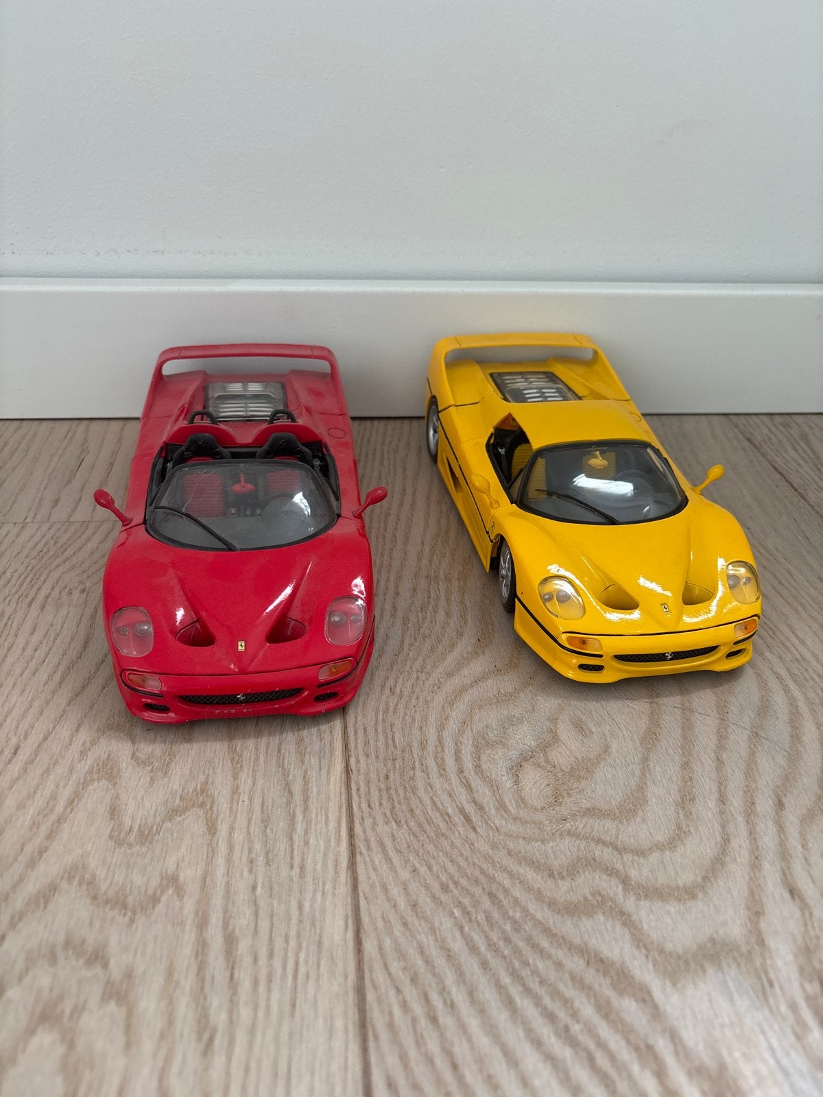 Ferrari F50 1:18 modelauto's (rood en geel) - 2 stuks, Ophalen of Verzenden, Zo goed als nieuw, Auto, Maisto