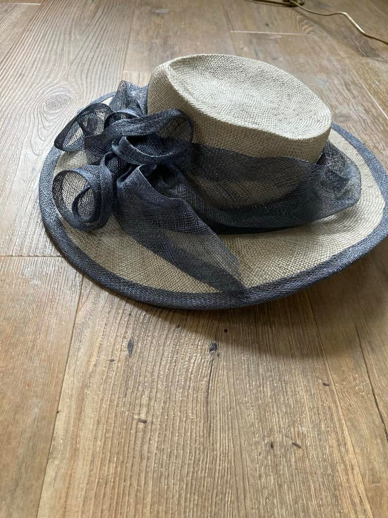 Dames hoed lichtgrijs met blauwgrijze accenten, Ophalen of Verzenden, Zo goed als nieuw, One size fits all, Hoed