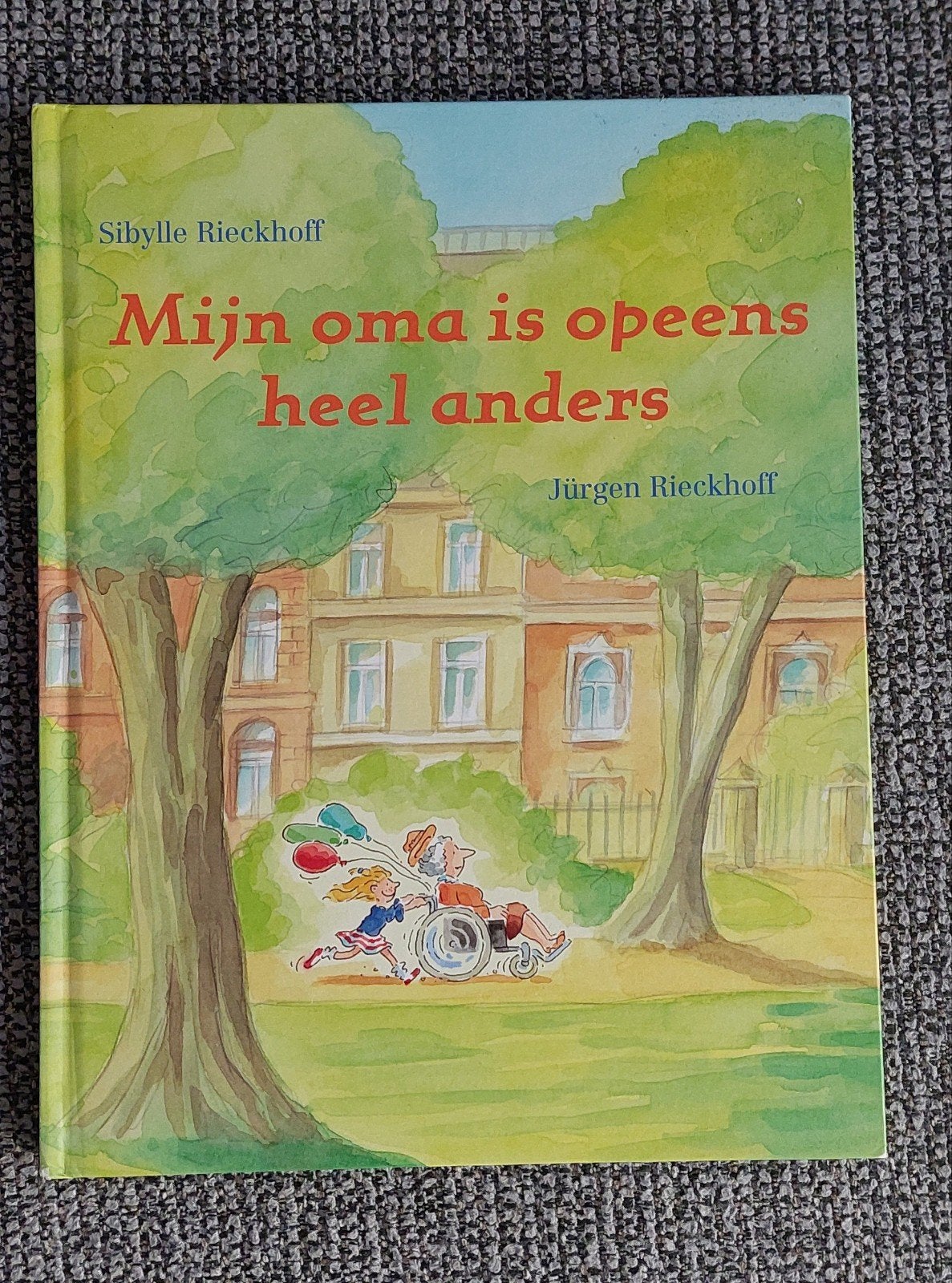 S. Rieckhoff - Mijn oma is opeens heel anders, Ophalen of Verzenden, Zo goed als nieuw, S. Rieckhoff