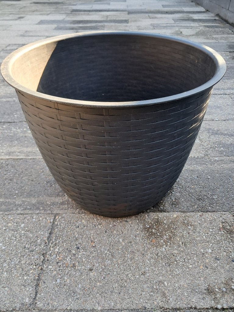 2 Grote grijze bloempotten met vlechtwerk per stuk €10,-, Tuin en Terras, Kunststof, Gebruikt, Rond, Minder dan 40 cm
