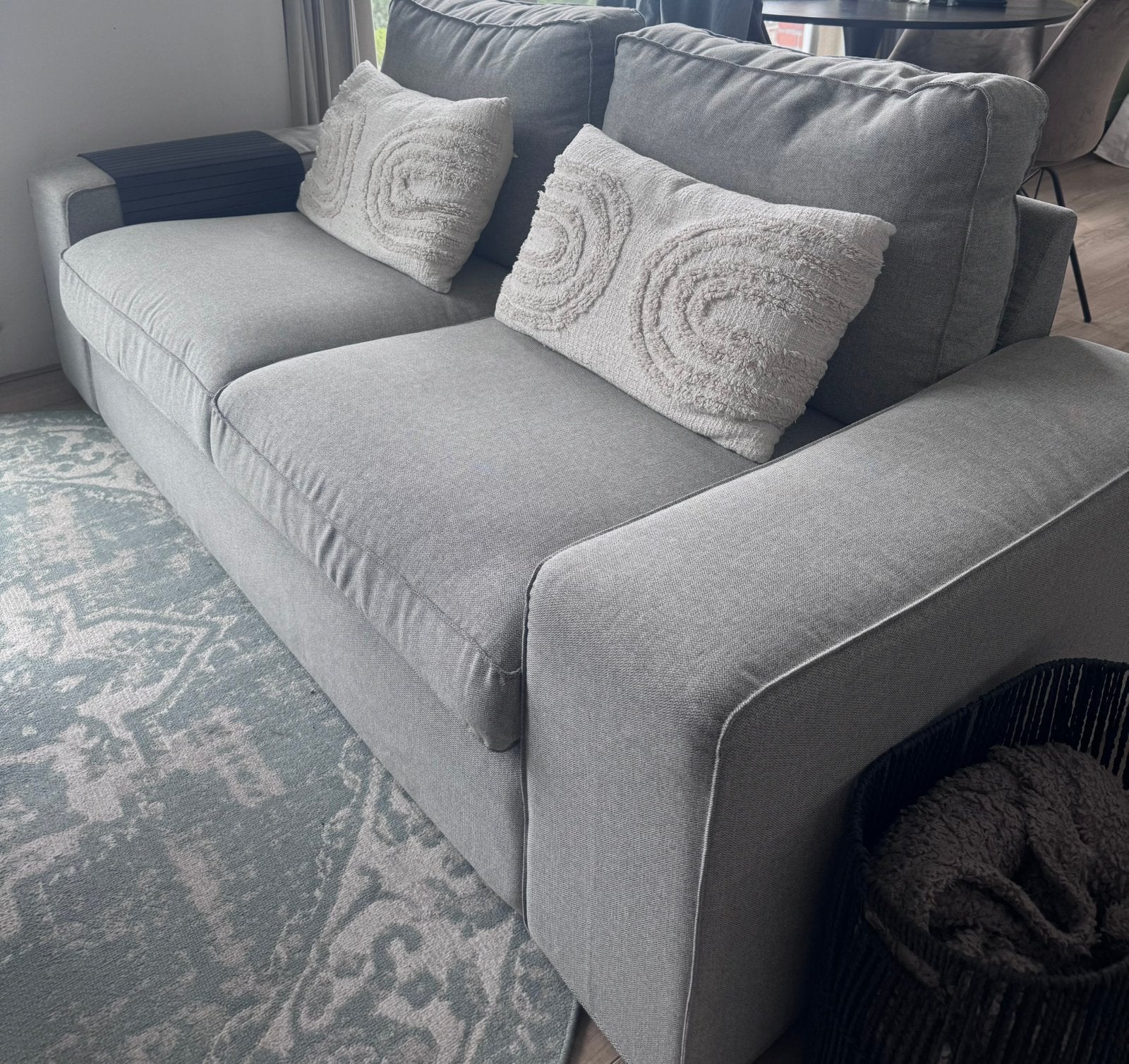 Comfortabele grijze tweepersoonsbank, Huis en Inrichting, Banken | Bankstellen, Ophalen, Gebruikt, 150 tot 200 cm, Tweepersoons