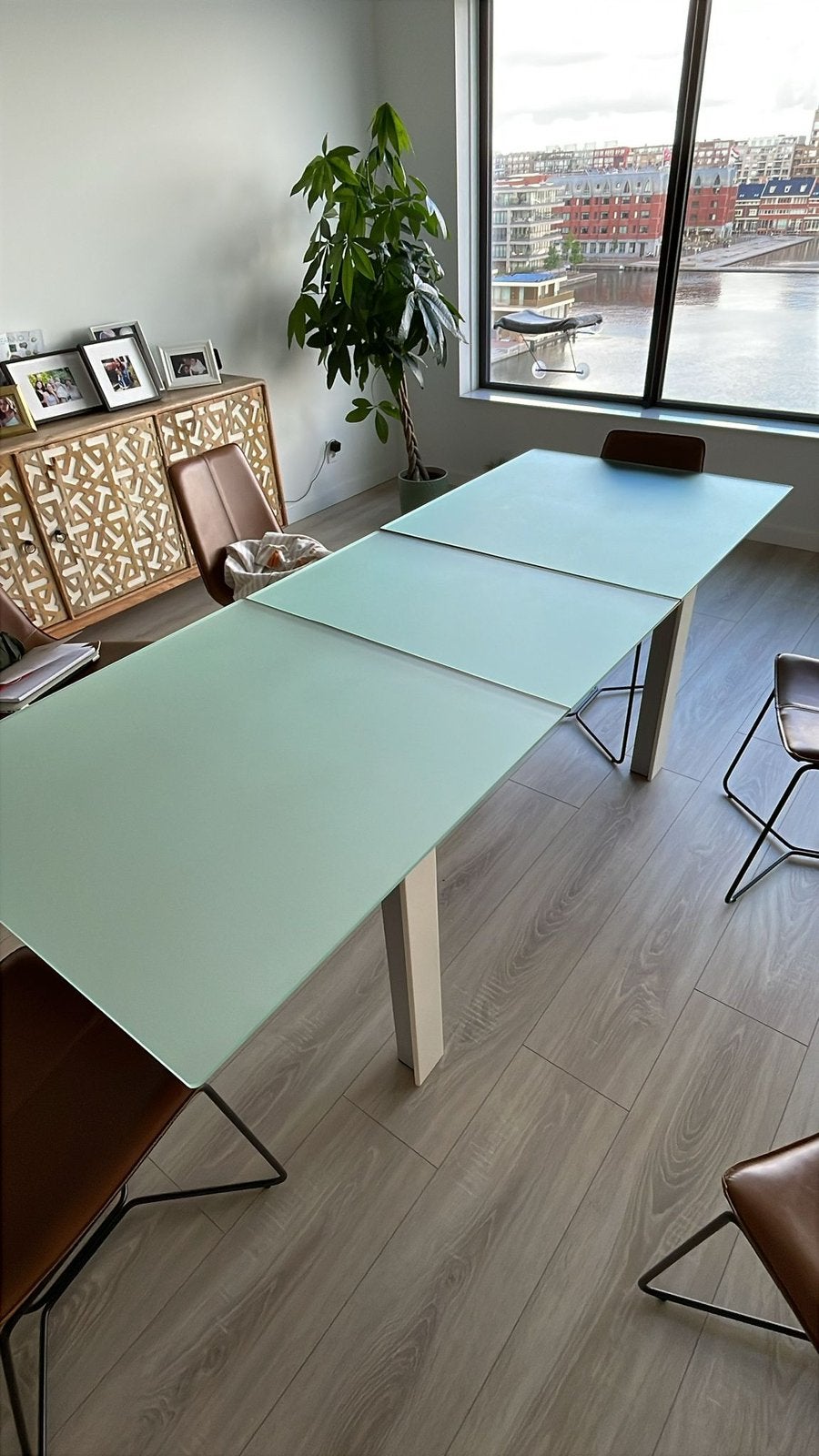 Italiaanse design uitschuifbare eettafel -geëtst glazen blad, Huis en Inrichting, Tafels | Eettafels, Ophalen, 50 tot 100 cm, Zo goed als nieuw