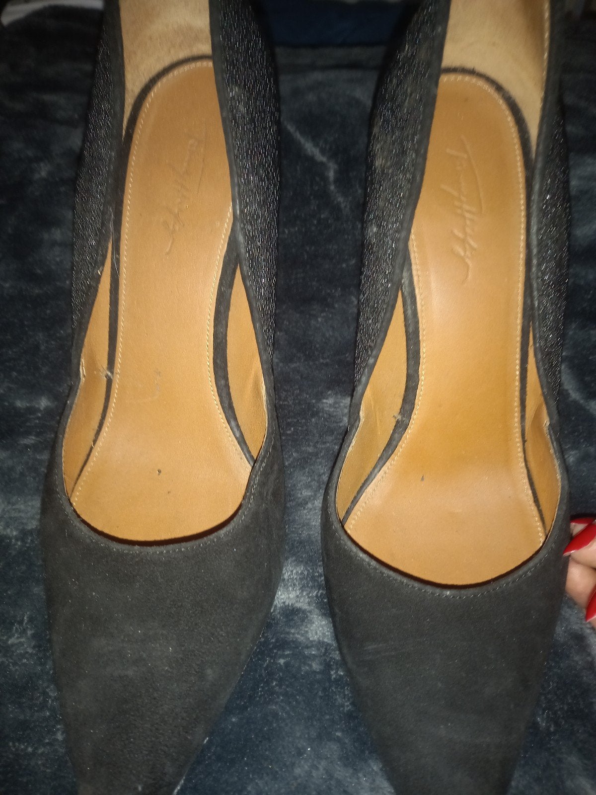 Tommy Hilfiger suède pumps met gouden detail - Maat 38, Kleding | Dames, Ophalen of Verzenden