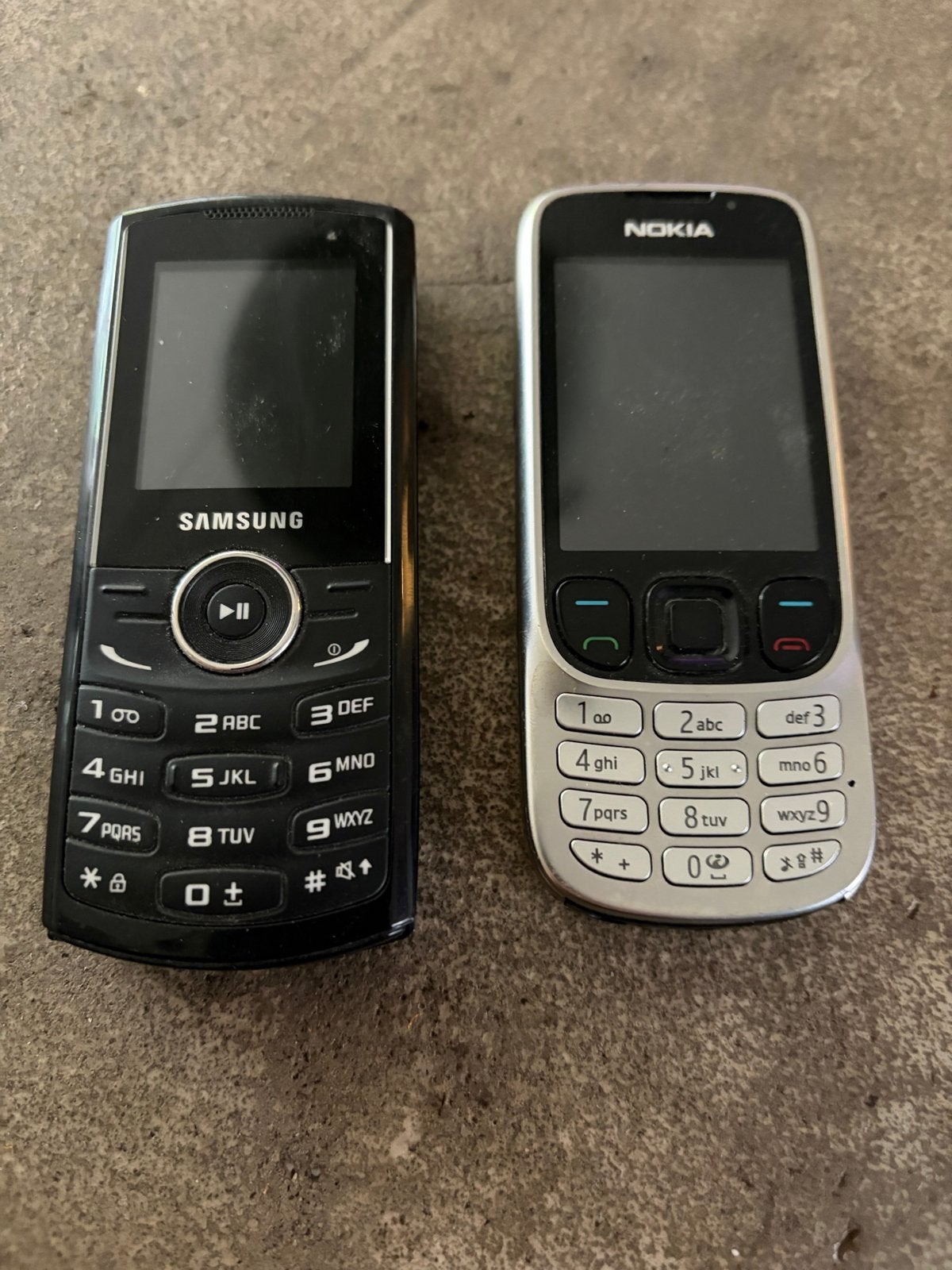 Oude mobiele telefoons: Samsung en Nokia, Gebruikt, Zwart, Fysiek toetsenbord, Ophalen of Verzenden