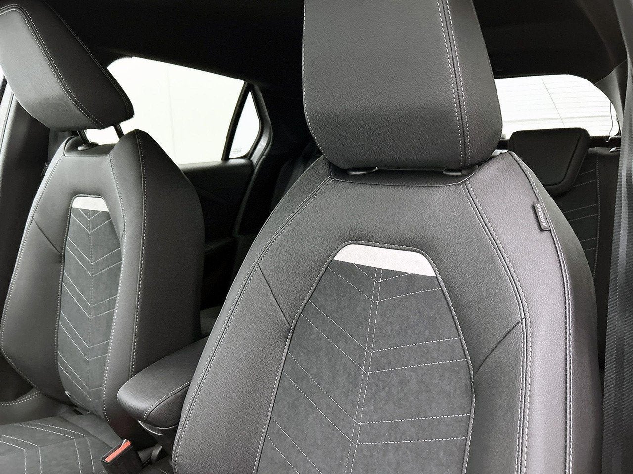 Foto 9 van Opel Corsa 1.2 Turbo Hybrid Ultimate Navigatie | AppleCar Pl