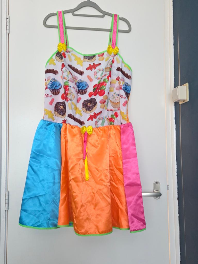 Carnavals jurk, snoepjes patroon, Ophalen of Verzenden, Zo goed als nieuw, Maat 46/48 (XL) of groter, Carnaval
