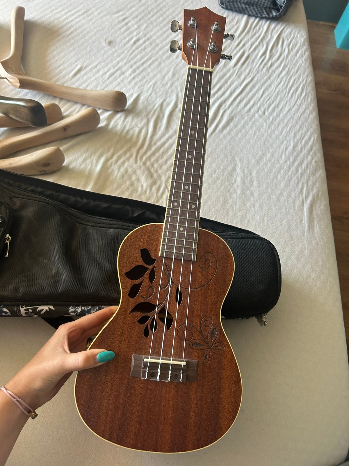 Leaves Mahonie Concert Ukulele en Mahalo Tas en capo, Muziek en Instrumenten, Snaarinstrumenten | Overige, Ophalen of Verzenden