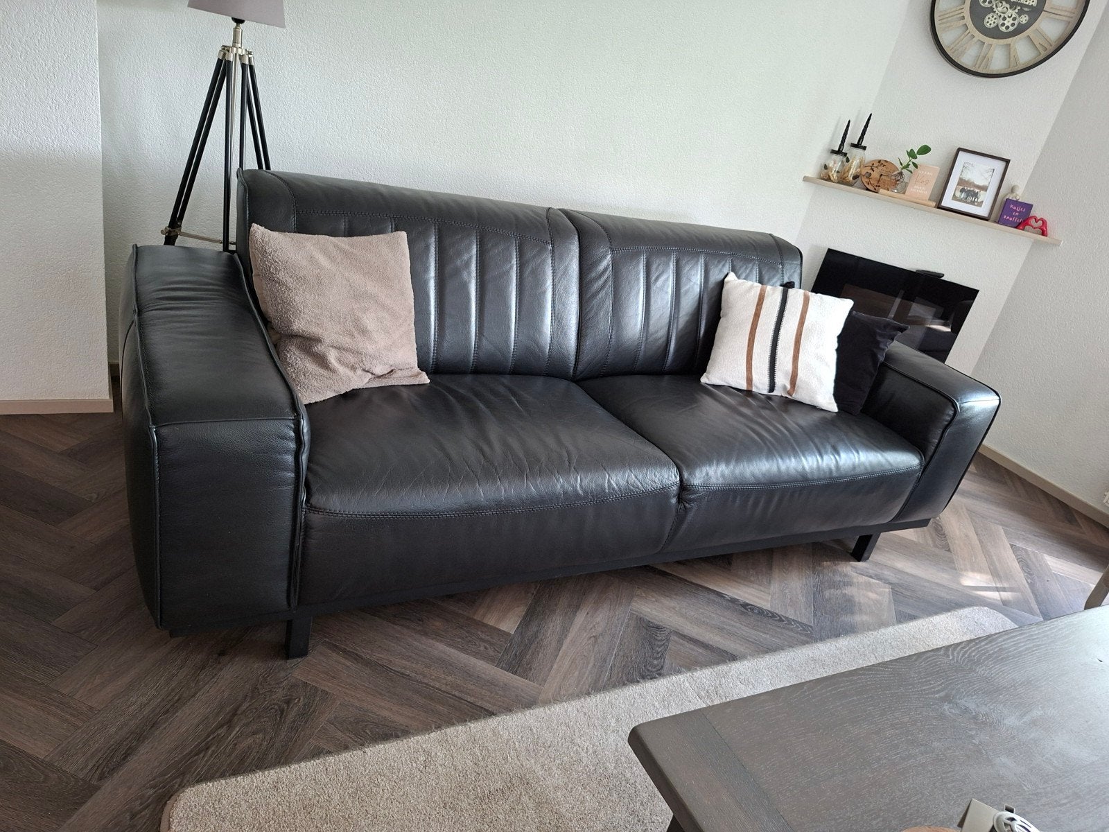 Goede kwaliteit zwart leren bank met hocker en dienblad, Ophalen, Gebruikt, Driepersoons, 75 tot 100 cm
