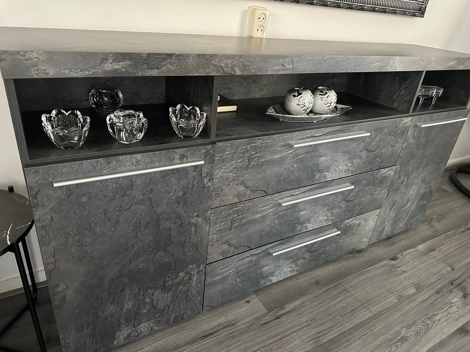 Modern dressoir met leisteenlook en veel opbergruimte, Huis en Inrichting, Kasten | Dressoirs, Overige materialen, 150 tot 200 cm