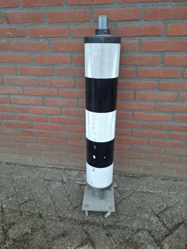 Reflecterende paal zwart-wit, Ophalen