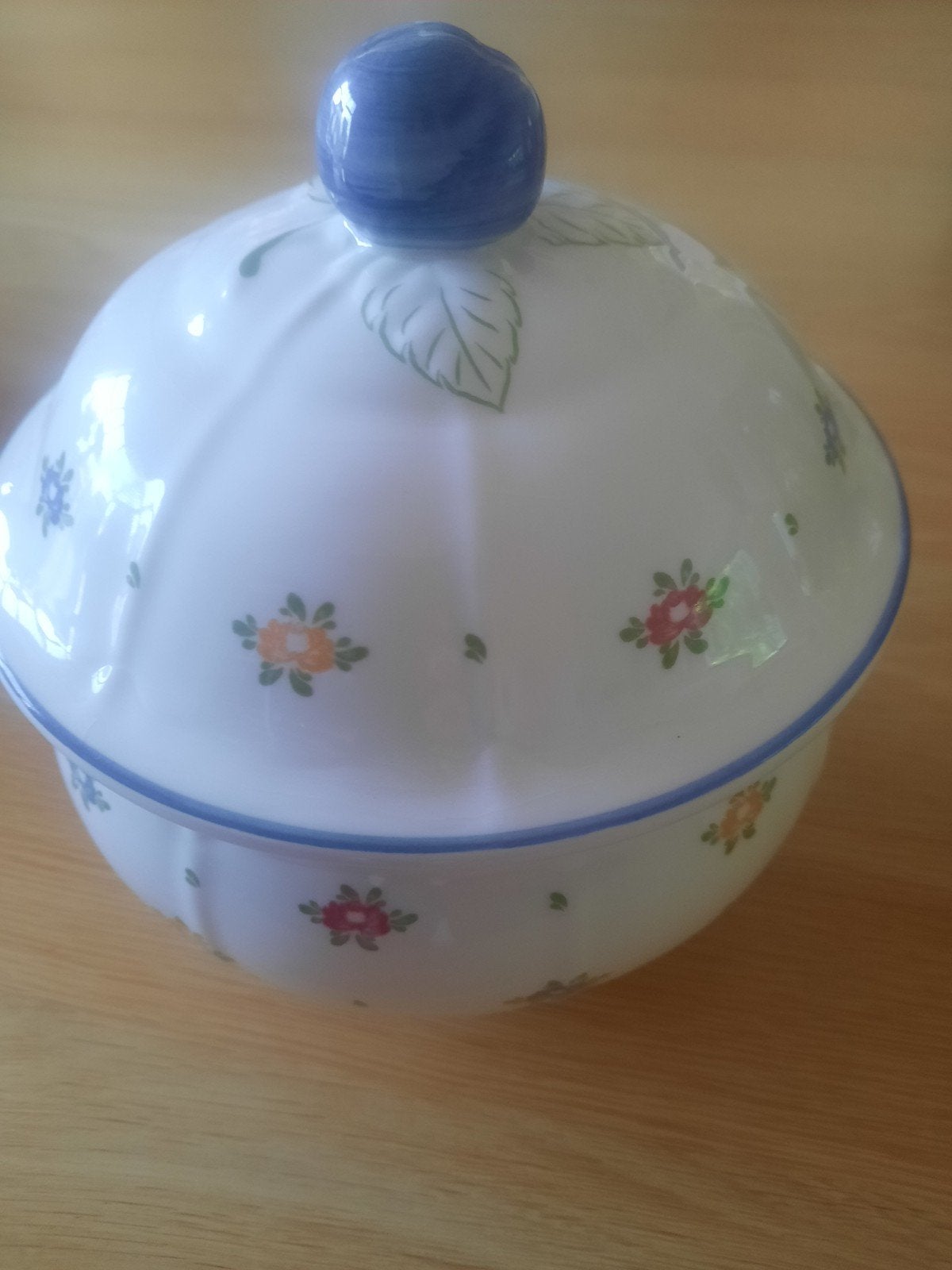 Decoratieve schaal met deksel, bloemmotief. Petit Rose € 20,, Overige typen, Nieuw, Ophalen of Verzenden, Steen/keramiek