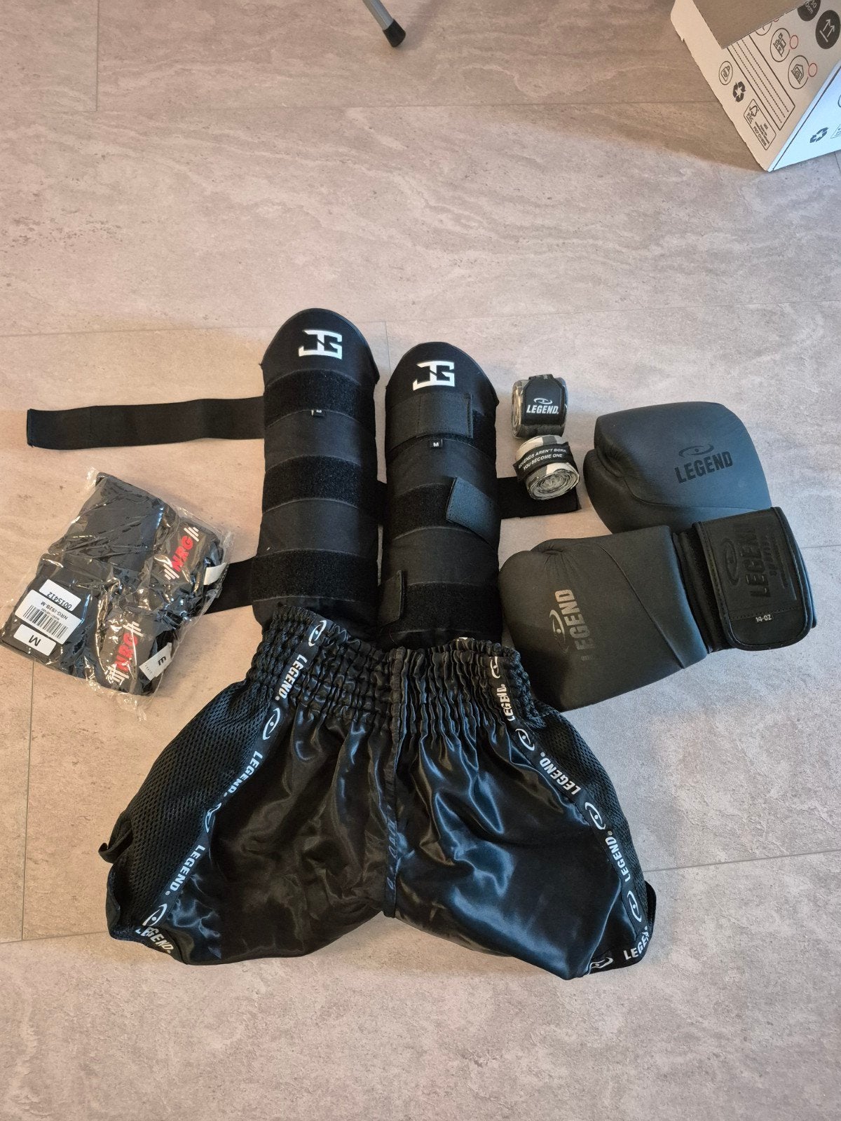 Boksset Legend: handschoenen, scheenbeschermers, broekje, Ophalen, Gebruikt, Bokshandschoenen