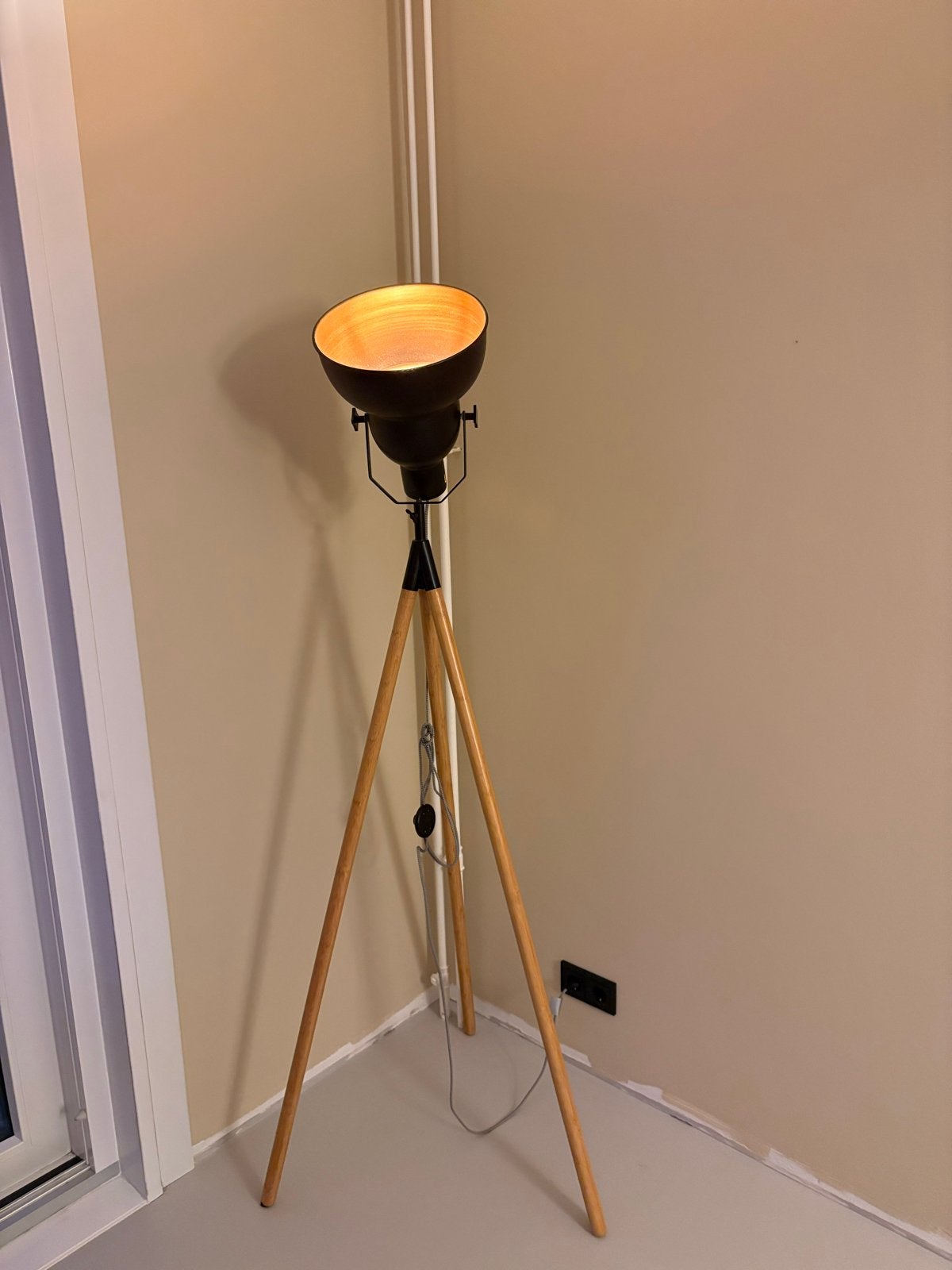 Staande lamp Kwantum - Zwart met houten driepoot, Ophalen, 100 tot 150 cm, E27 (groot), Zo goed als nieuw
