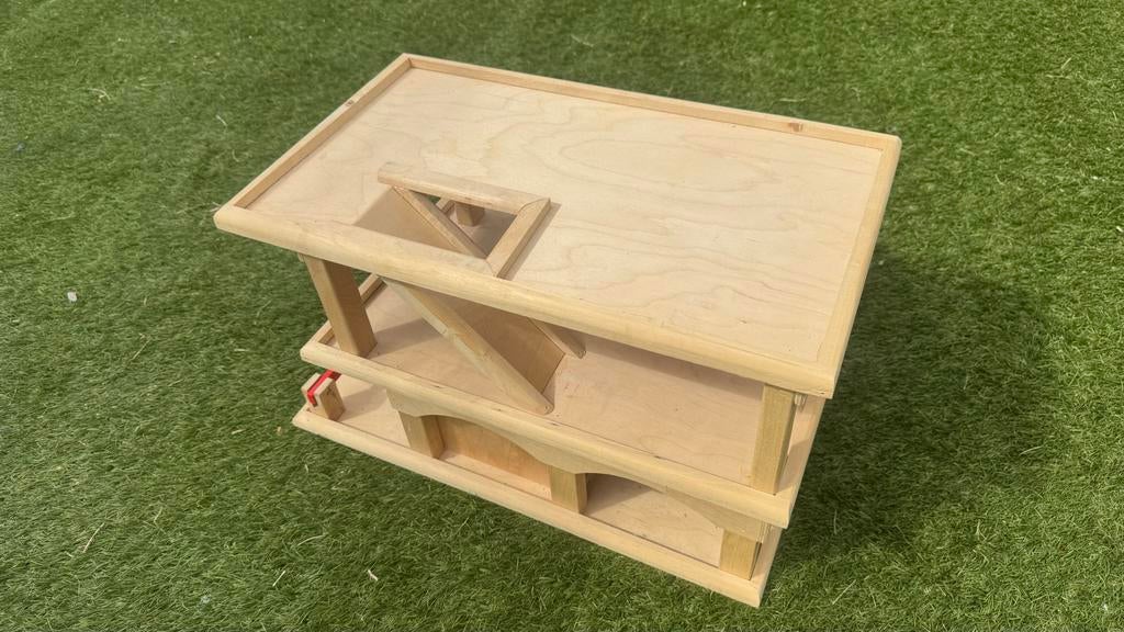 PLAYWOOD houten speelgoedgarage, 2 verdiepingen en slagboom, Ophalen, Gebruikt, Jongen of Meisje