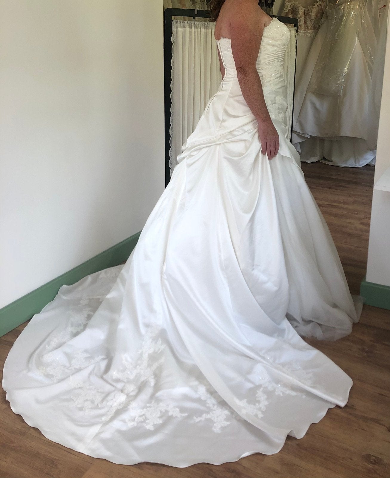 Elegante Trouwjurk met Sleep en met subtiele details, Kleding | Dames, Trouwkleding en Trouwaccessoires, Trouwjurk, Overige kleuren