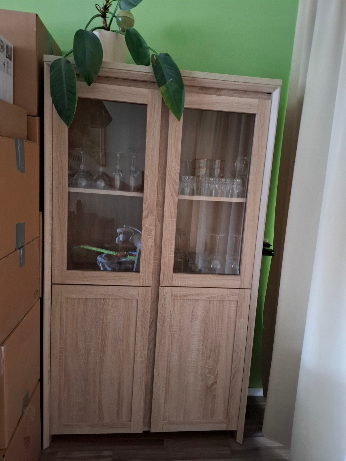 Moderne vitrinekast met glazen deuren, Ophalen, Met deur(en), Overige houtsoorten, 50 tot 100 cm