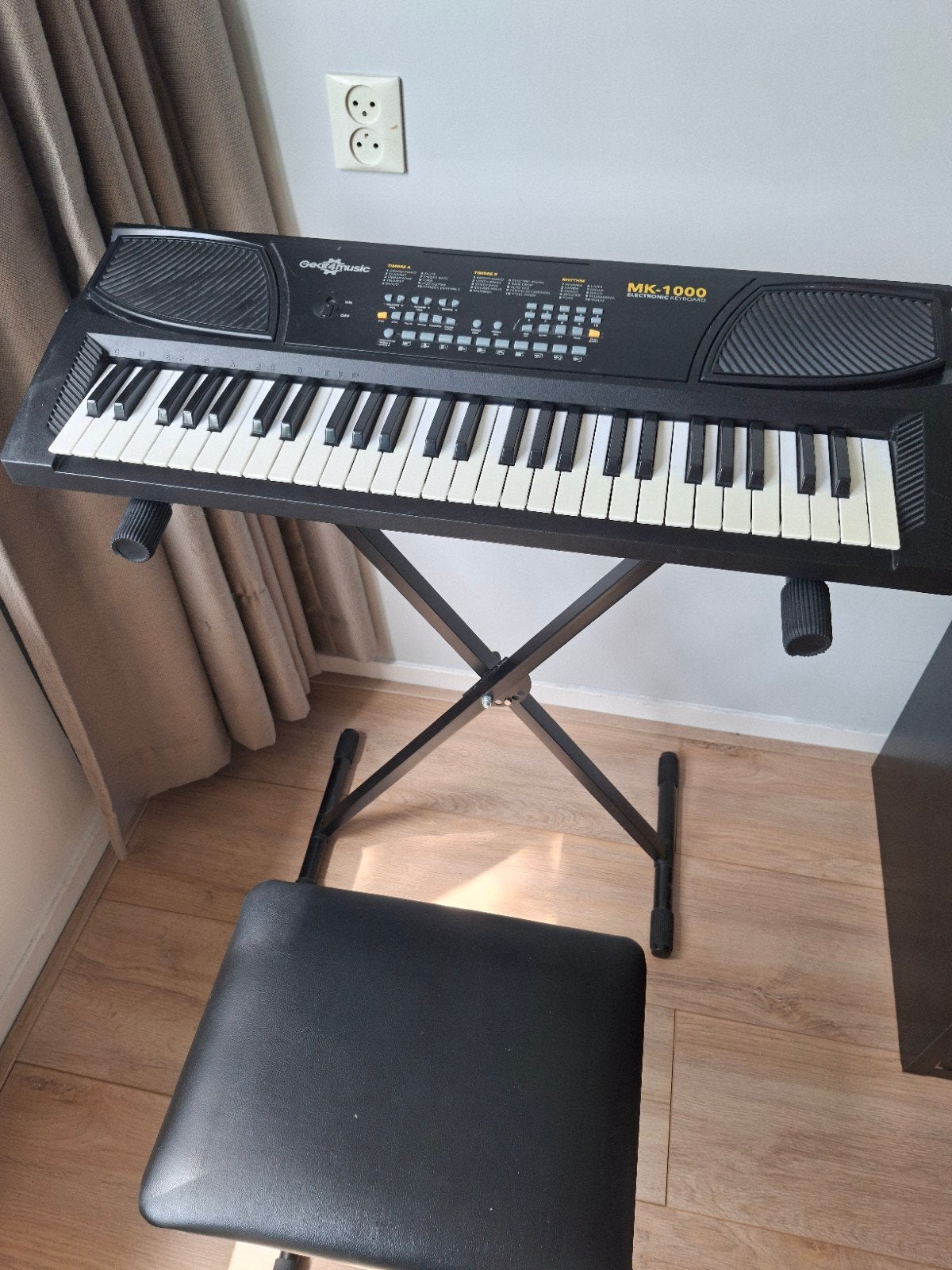 Keyboard zwart fijne maat met standaard en kruk, Muziek en Instrumenten, Keyboards, Ophalen, 61 toetsen, Met standaard