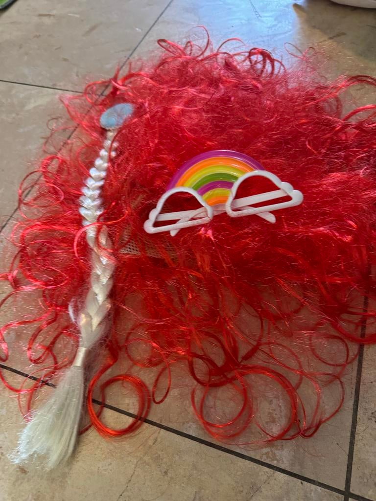 Rode pruik met vlecht en regenboogbril, Ophalen of Verzenden, Gebruikt, Hoed of Pruik, Carnaval