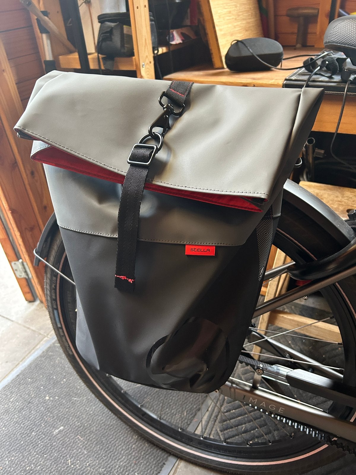 Stella Milano Enkele Fietstas Grijs/Zwart 18L, Fietsen en Brommers, Fietsaccessoires | Fietstassen, Verzenden, Nieuw