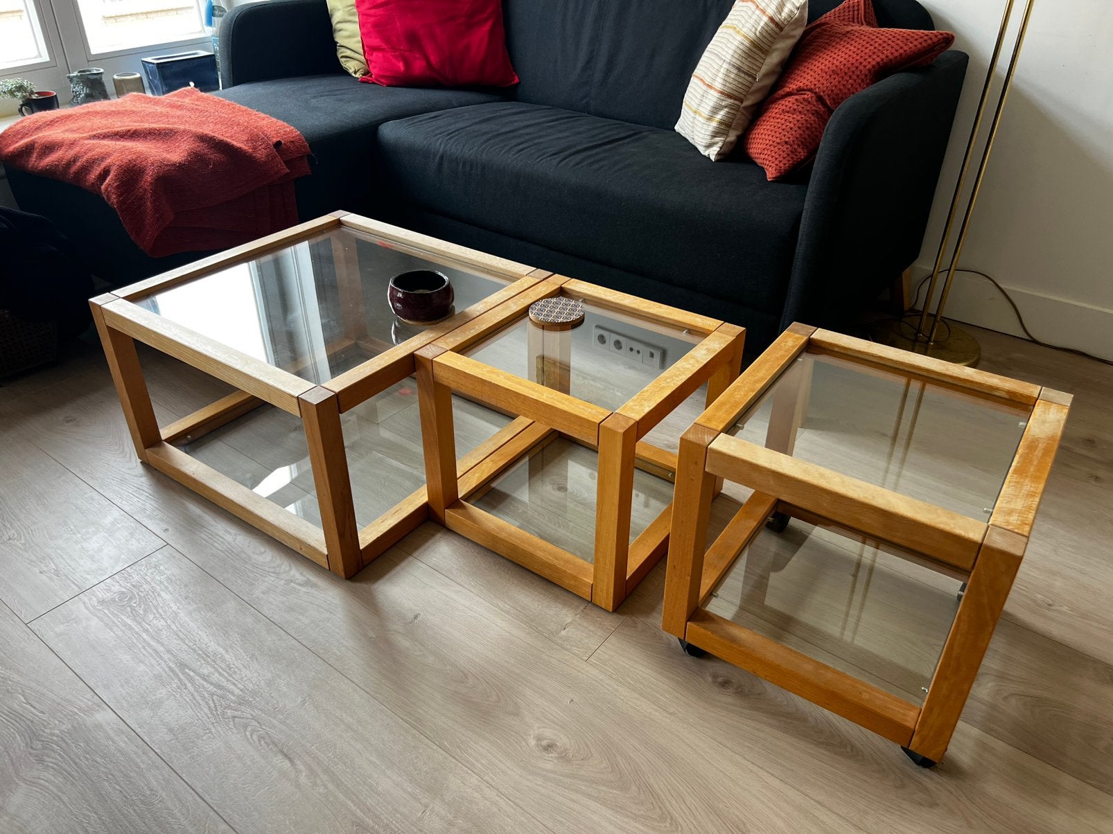 Set of 3 Wooden Coffee Tables with Glass Shelves, Ophalen, Zo goed als nieuw, Rond, 50 tot 100 cm