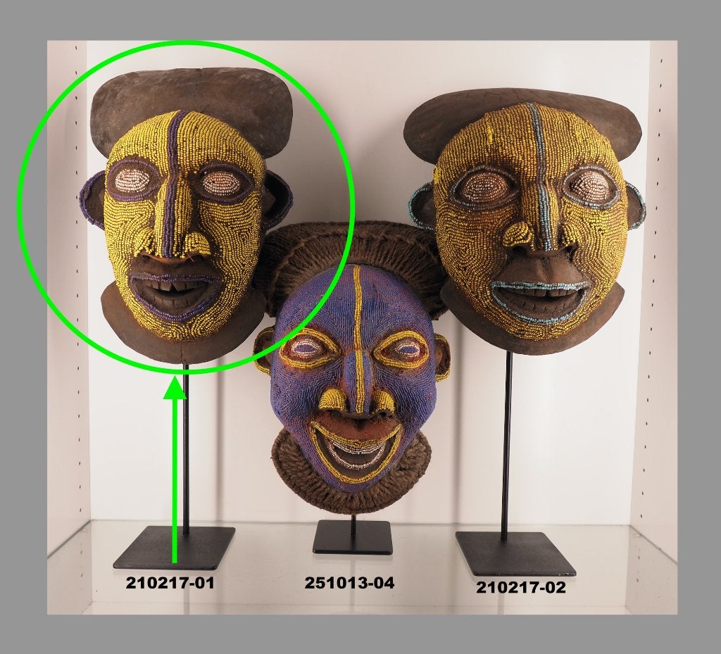 Kameroen: Bamoun kralenmasker Bamun Nr.1 (210217-01), Antiek en Kunst, Afrika, Masker, 39 cm, Handgemaakt