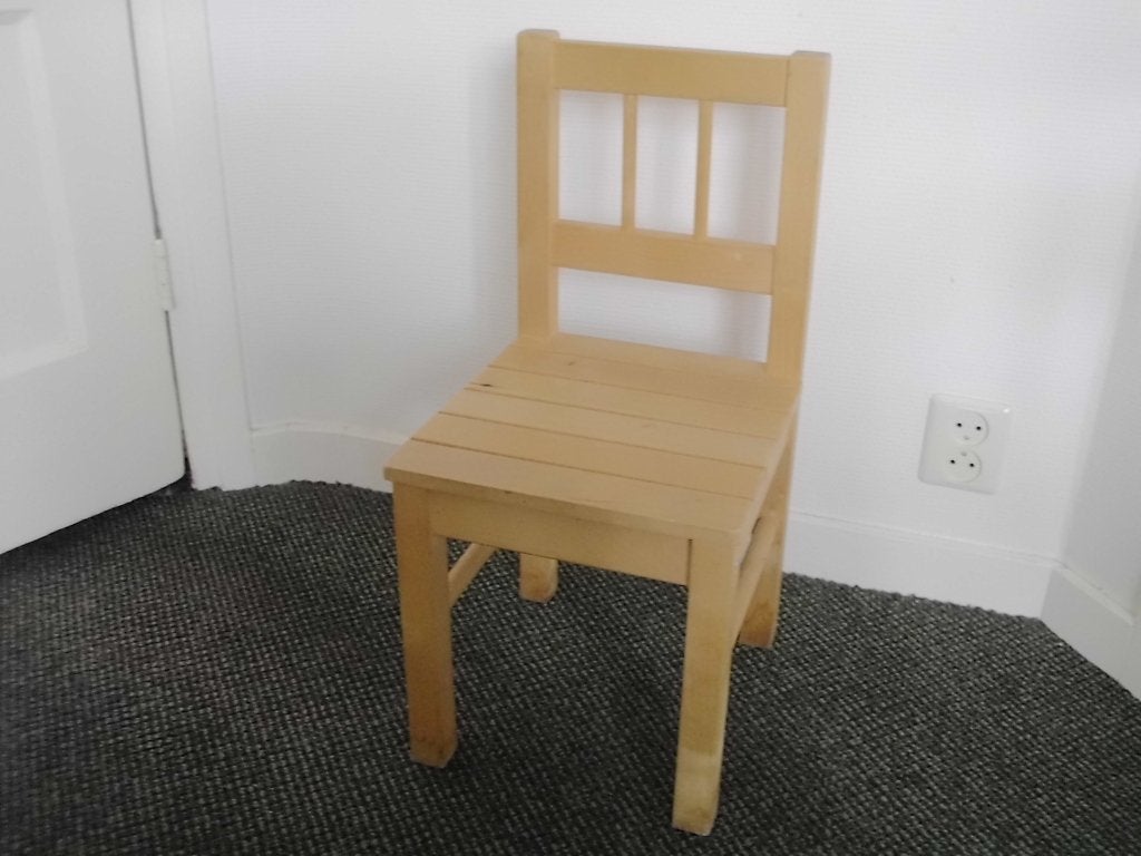 1 kleine retro houten kinderstoel, zeer degelijk uitgevoerd, Gebruikt, Bruin, Ophalen of Verzenden, Eén
