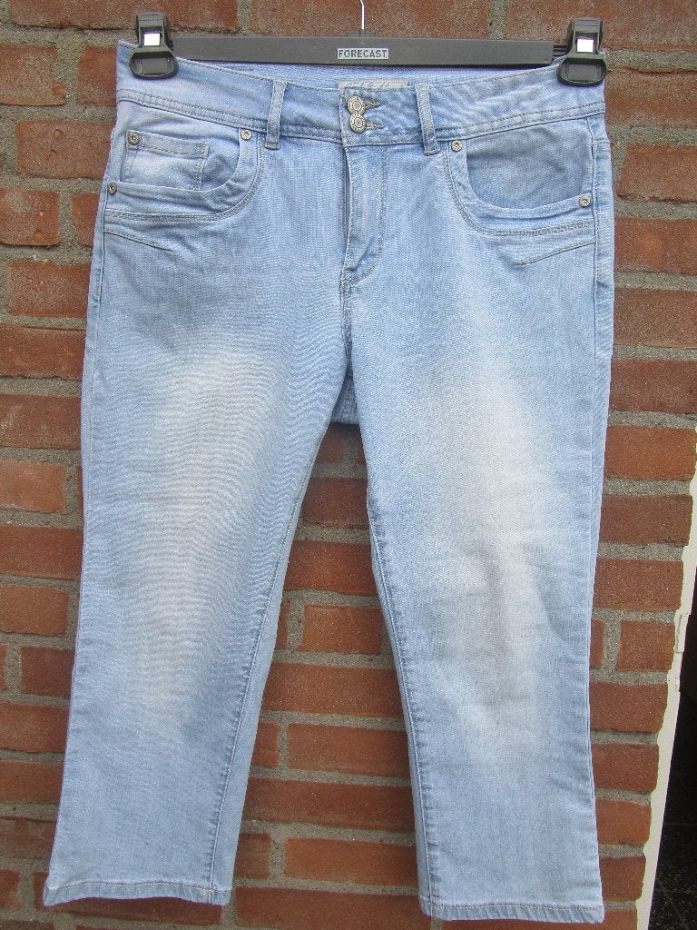 Capri spijkerbroek RED BUTTON mt 38  lichtblauw, Kleding | Dames, Spijkerbroeken en Jeans, Nieuw, W30 - W32 (confectie 38/40)