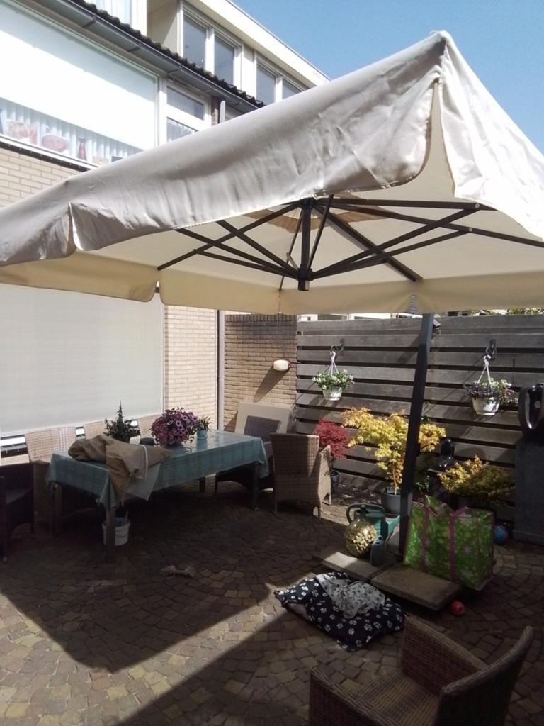 Verrijdbare zweefparasol met betontegels en kantelfunctie, Tuin en Terras, Parasols, Ophalen, Verstelbaar, 2 tot 3 meter, Zweefparasol