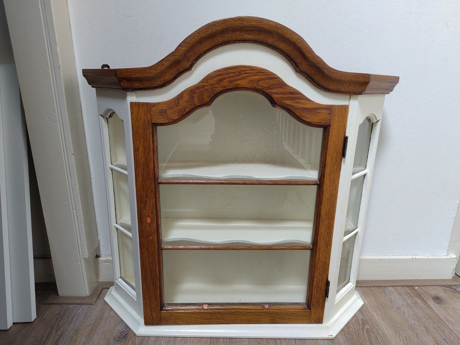 Antiek vitrinekastje voor aan de wand, Ophalen