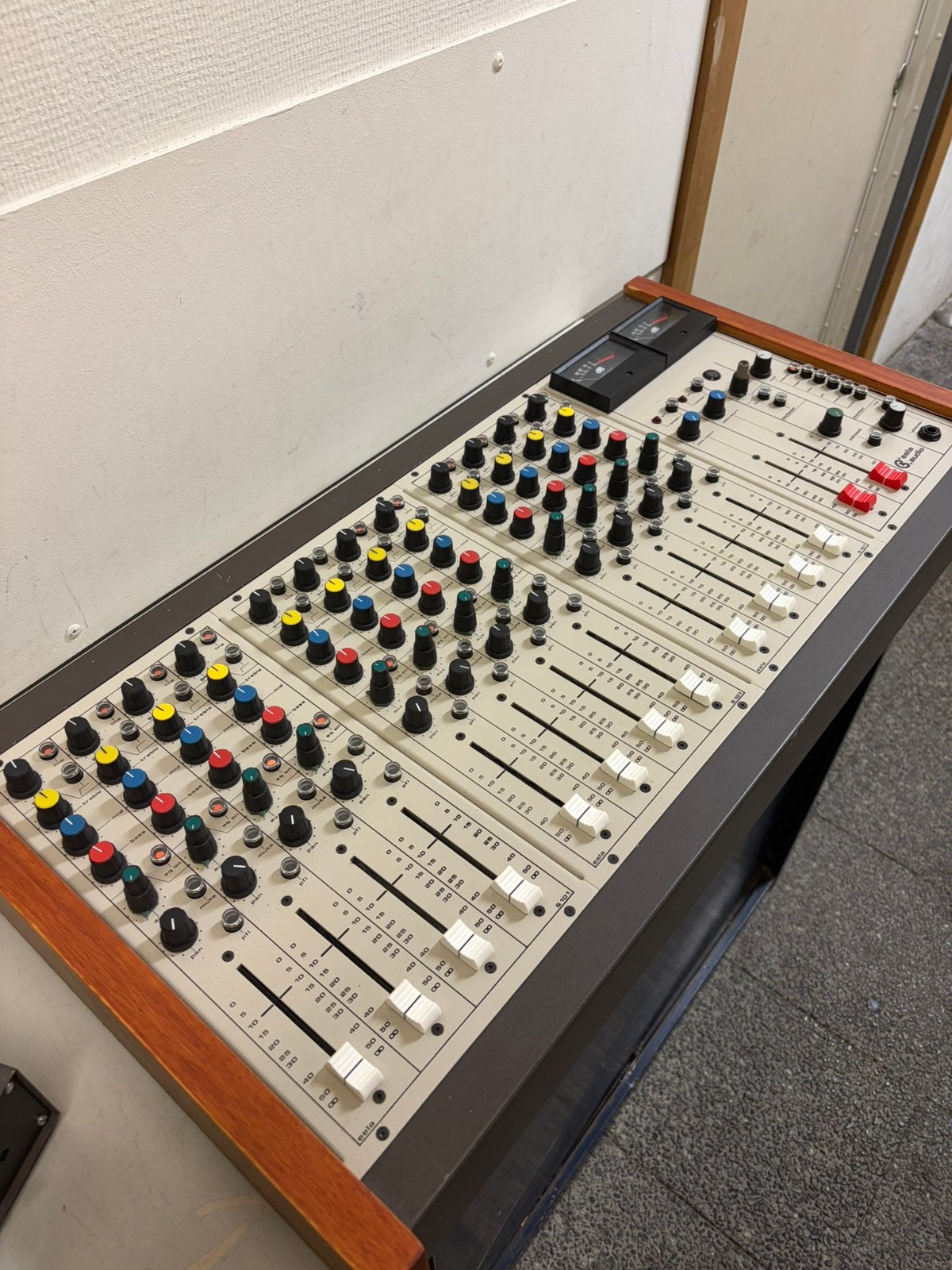 EELA S100 - 12ch analoge mixer mengtafel, Ophalen of Verzenden, Gebruikt, 10 tot 20 kanalen, Microfooningang