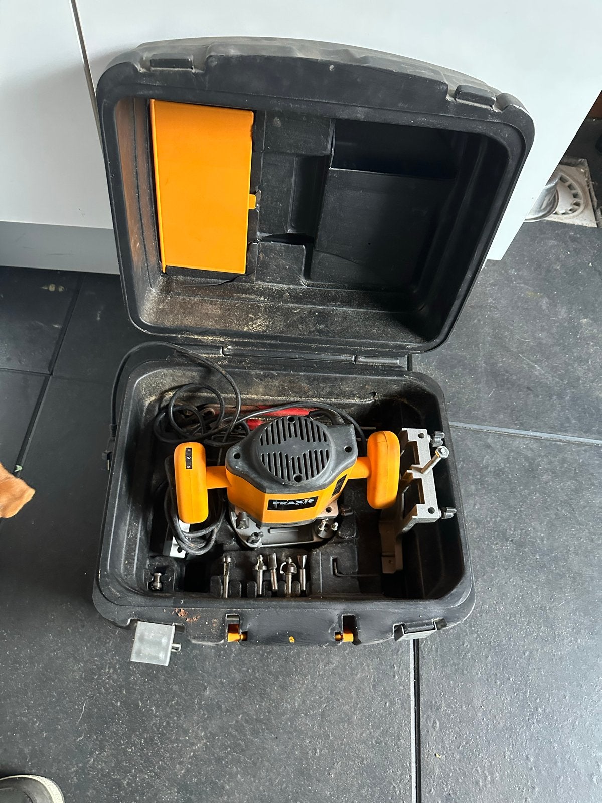 Praxis bovenfrees met accessoires in koffer, Ophalen, Gebruikt, Elektrisch, Bovenfrees