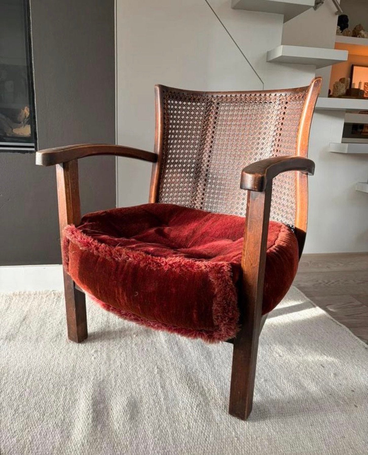Houten fauteuil stoeltje met rode zitting en webbing, Ophalen, Gebruikt, Minder dan 75 cm, 50 tot 75 cm