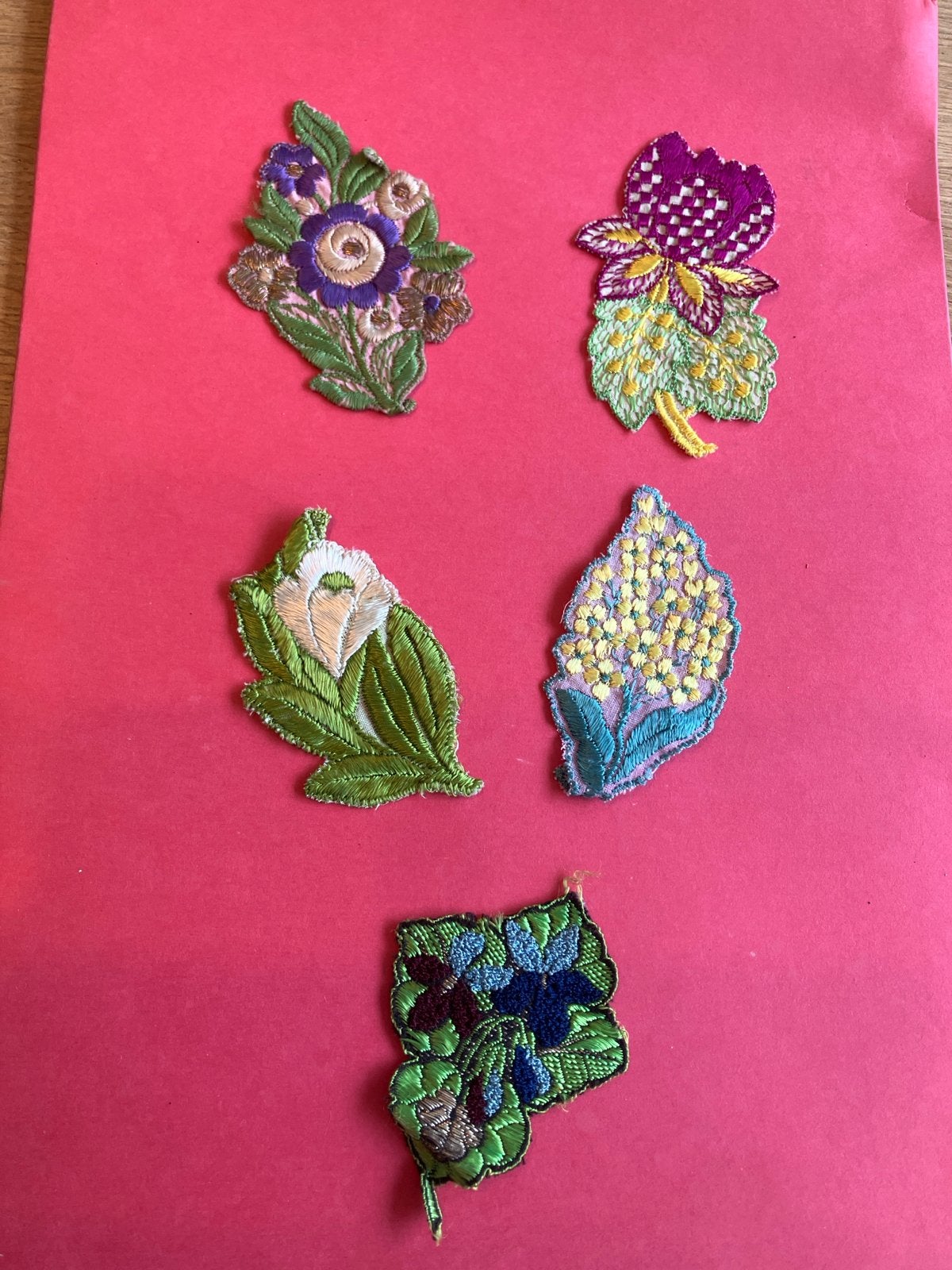 Geborduurde bloemen patches - Turmac tabakszijdjes, Ophalen of Verzenden, Gebruikt, Handborduren, Onderdeel of Toebehoren
