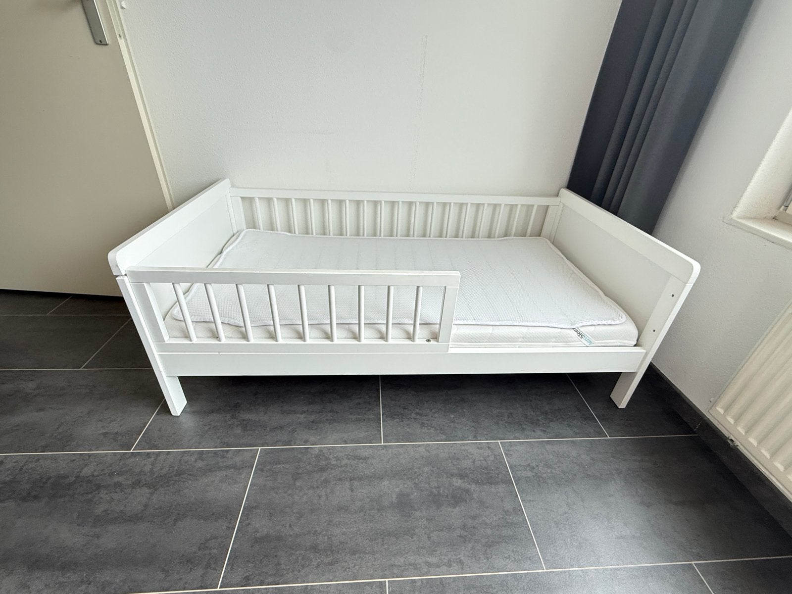 Petite Amélie Peuterbed Wit met Lattenbodem, Kinderen en Baby's, Kinderkamer | Bedden, Gebruikt, 140 tot 160 cm, 70 tot 85 cm