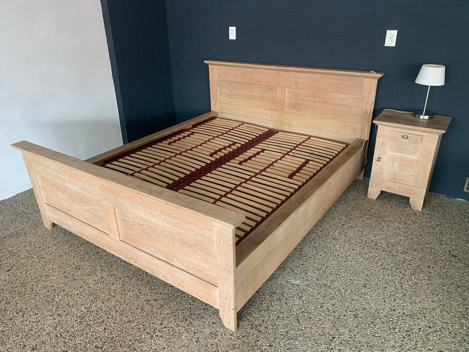Houten bed 160x210cm inclusief nachtkastje en lattenbodems, Gebruikt, 210 cm, Tweepersoons, Ophalen of Verzenden